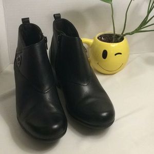 Clarks bendable Black Booties 9.5med. EUC!